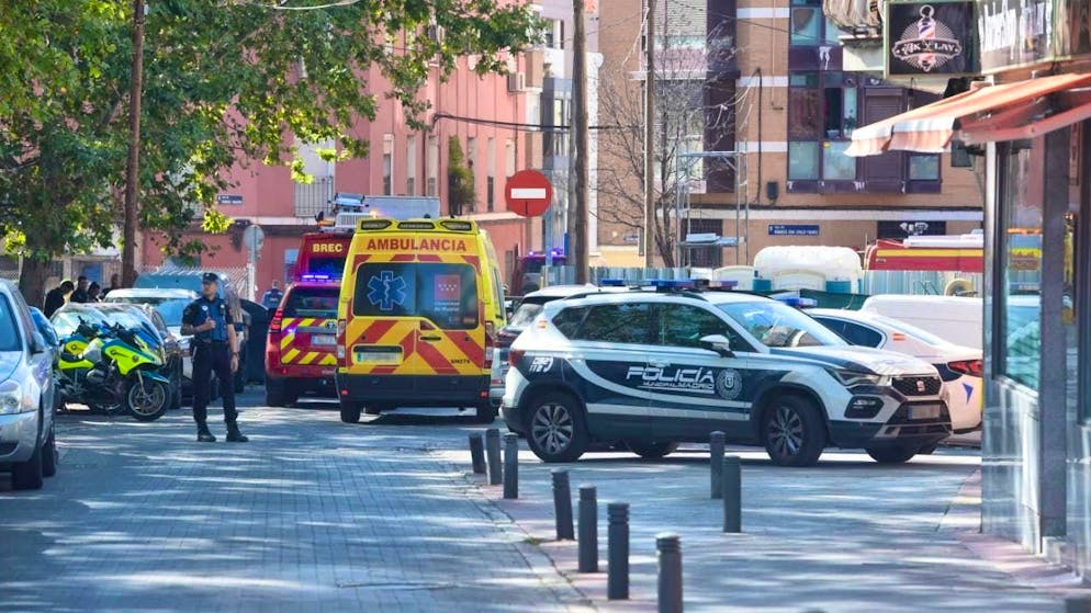 DPATOPBILDER - Los servicios de emergencia funcionan en el bar donde ocurrió una explosión. Después de la explosión en un bar de Madrid, la defensa civil informa al menos 21 heridas. Un apartamento sobre el bar también estaba dañado. Foto: Gustavo Valiente/Europa Press/DPA