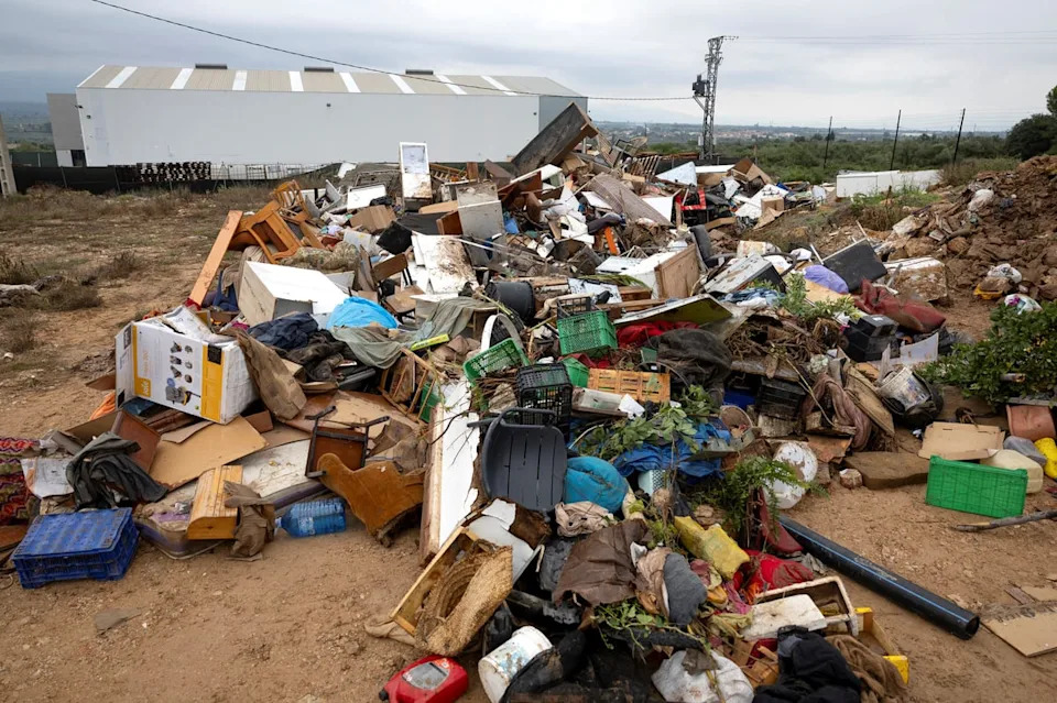 Se acumulan escombros del agua de la inundación en Godall, al sur de Barcelona (AFP vía Getty Images)