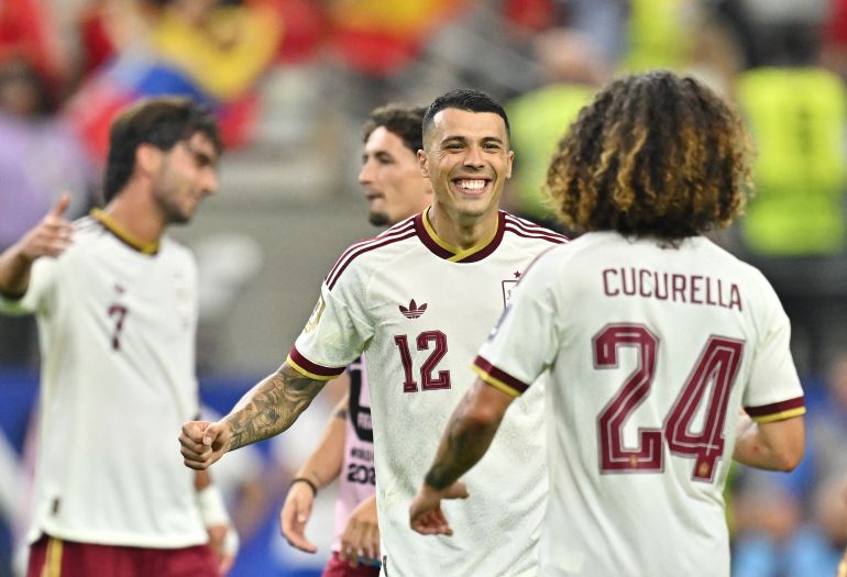 Los españoles Pedro Porro y Marc Cucurella celebran después del partido